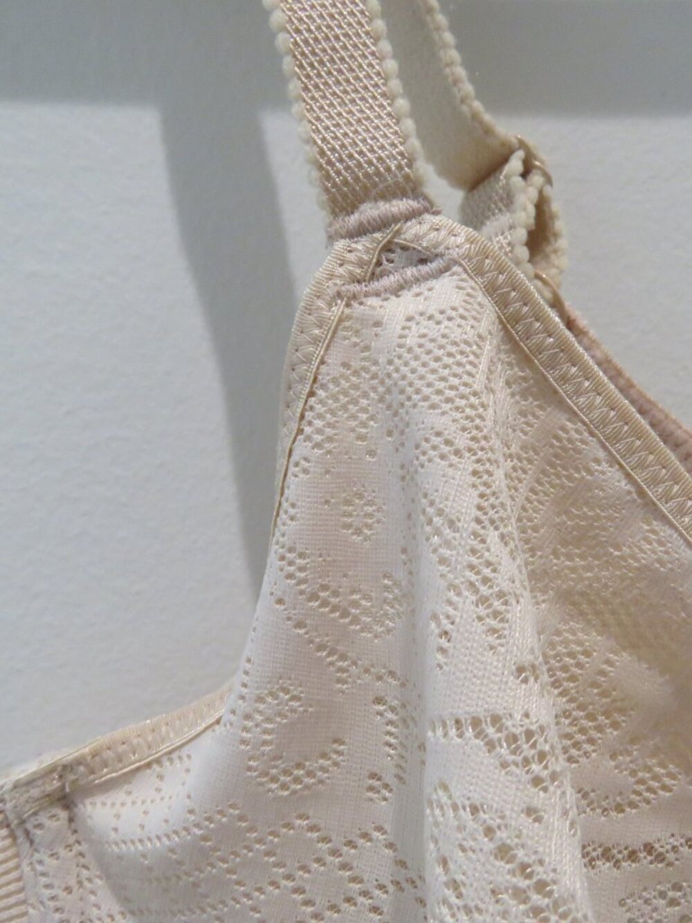 WACOAL Visual Effects Minimizer Bra in Sand Size 36C Neutral Minimalist - Picture 6 of 12